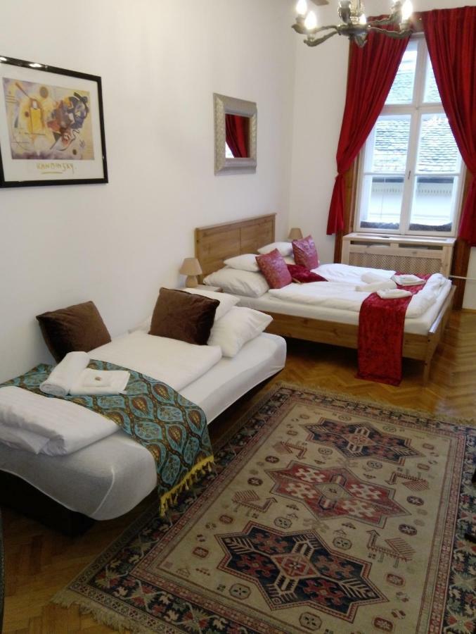 Classical Budapest Apartment In The Old Pest エクステリア 写真